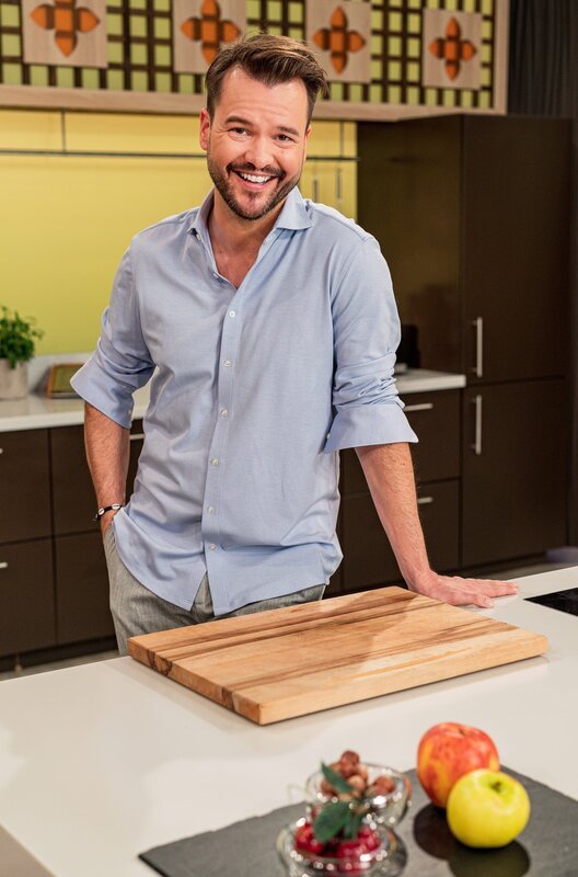 Moderator Sebastian Müller präsentiert diese Woche das ARD-Buffet – das Ratgebermagazin mit Tipps, Tricks und Rezepten für einen schönen Alltag. – Bild: SWR/​Christan Koch