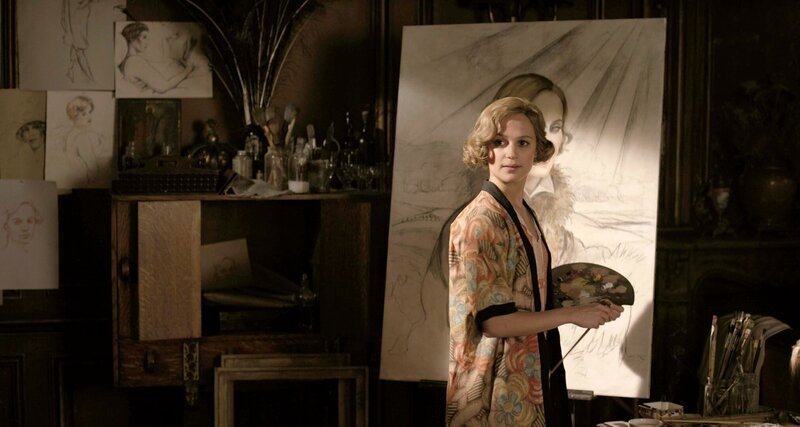 rbb Fernsehen THE DANISH GIRL, am Donnerstag (28.11.24) um 20:15 Uhr. Kopenhagen in den 1920er Jahren: Auf der Suche nach neuer Inspiration, bittet die Künstlerin Gerda ihren Ehemann Einar Wegener, für ihre Gemälde als weibliches Model zu posieren. Das Ergebnis ist bemerkenswert und so lassen sich die beiden immer häufiger auf dieses Rollenspiel ein. Eine außergewöhnliche Erfahrung, bei der Einar seine weibliche Seele entdeckt. – Gerda (Alicia Vikander) malt ein Portrait von Lili. Lizenzzeitende: 31.01.2025; rbb Fernsehen THE DANISH GIRL, am Donnerstag (28.11.24) um 20:15 Uhr. Kopenhagen in den 1920er Jahren: Auf der Suche nach neuer Inspiration, bittet die Künstlerin Gerda ihren Ehemann Einar Wegener, für ihre Gemälde als weibliches Model zu posieren. Das Ergebnis ist bemerkenswert und so lassen sich die beiden immer häufiger auf dieses Rollenspiel ein. Eine außergewöhnliche Erfahrung, bei der Einar seine weibliche Seele entdeckt. – Gerda (Alicia Vikander) malt ein Portrait von Lili. Lizenzzeitende: 31.01.2025 © rbb/Universal Studios, honorarfrei – Verwendung gemäß der AGB im engen inhaltlichen, redaktionellen Zusammenhang mit genannter rbb-Sendung bei Nennung „Bild: rbb/Universal Studios“ (S4). rbb Presse & Information, Masurenallee 8–14, 14057 Berlin, Tel: 030/97 99 3–12118 oder -12116, pressefoto@rbb-online.de – Bild: rbb/Universal Studios rbb Fernsehen THE DANISH GIRL, am Donnerstag (28.11.24) um 20:15 Uhr. Kopenhagen in den 1920er Jahren: Auf der Suche nach neuer Inspiration, bittet die Künstlerin Gerda ihren Ehemann Einar Wegener, für ihre Gemälde als weibliches Model zu posieren. Das Ergebnis ist bemerkenswert und so lassen sich die beiden immer häufiger auf dieses Rollenspiel ein. Eine außergewöhnliche Erfahrung, bei der Einar seine weibliche Seele entdeckt. – Gerda (Alicia Vikander) malt ein Portrait von Lili. Lizenzzeitende: 31.01.2025; rbb Fernsehen THE DANISH GIRL, am Donnerstag (28.11.24) um 20:15 Uhr. Kopenhagen in den 1920er Jahren: Auf der Suche nach neuer Inspiration, bittet die Künstlerin Gerda ihren Ehemann Einar Wegener, für ihre Gemälde als weibliches Model zu posieren. Das Ergebnis ist bemerkenswert und so lassen sich die beiden immer häufiger auf dieses Rollenspiel ein. Eine außergewöhnliche Erfahrung, bei der Einar seine weibliche Seele entdeckt. – Gerda (Alicia Vikander) malt ein Portrait von Lili. Lizenzzeitende: 31.01.2025 © rbb/Universal Studios, honorarfrei – Verwendung gemäß der AGB im engen inhaltlichen, redaktionellen Zusammenhang mit genannter rbb-Sendung bei Nennung „Bild: rbb/Universal Studios“ (S4). rbb Presse & Information, Masurenallee 8–14, 14057 Berlin, Tel: 030/97 99 3–12118 oder -12116, pressefoto@rbb-online.de – Bild: rbb/Universal Studios