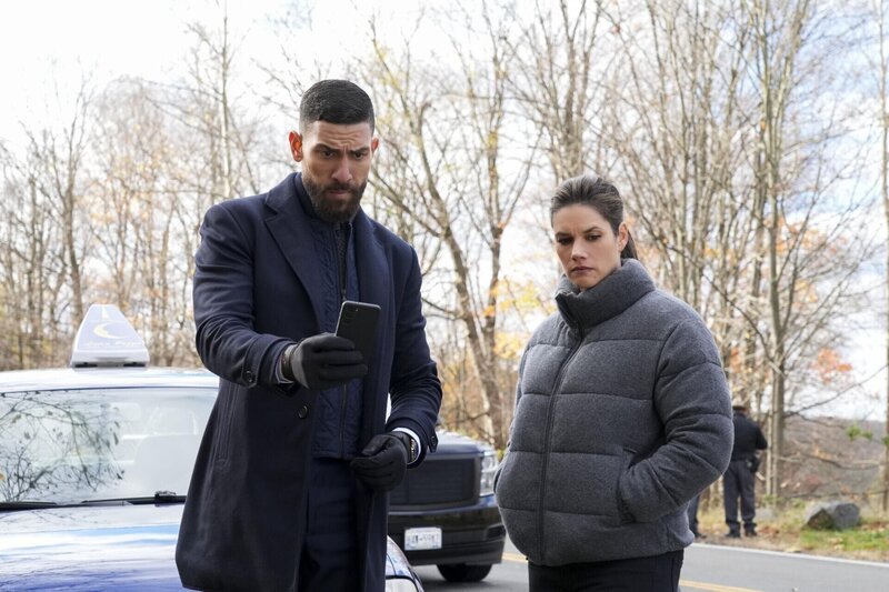 „Second Life“ – The abduction of a young woman leads the team back to a cold case from 18 years ago, which pushes Isobel to reconnect with her old partner Jake (Tate Donovan) and take another shot at solving one of her first cases at the Bureau, on the CBS Original series FBI. Pictured (L-R): Zeeko Zaki as Special Agent Omar Adom ‚OA‘ Zidan and Missy Peregrym as Special Agent Maggie Bell. – Bild: CBS Broadcasting Inc.