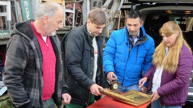 Experte Mauro Corradino erklärt Wilfried, Michael und Ingrid, worauf sie beim Verkauf auf dem Antikmarkt achten müssen. – Bild: RTL II