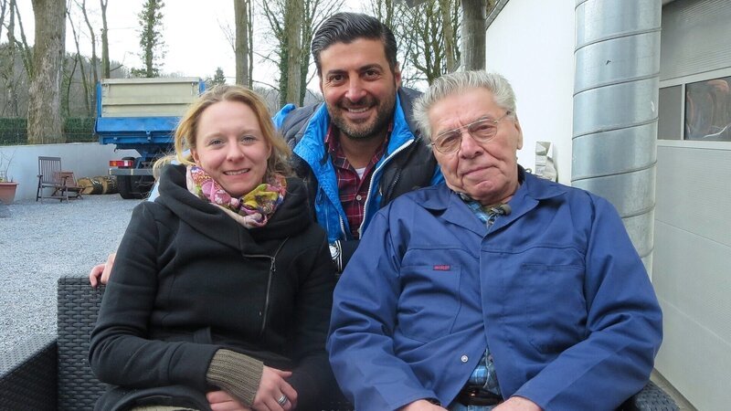 Tochter Evelyn ruft RTL II-Verkaufsprofi Sükrü Pehlivan zur Hilfe. Doch auch der hat große Mühe, Joachim beizubringen, dass seine Preisvorstellungen um ein Vielfaches zu hoch sind. – Bild: RTL II