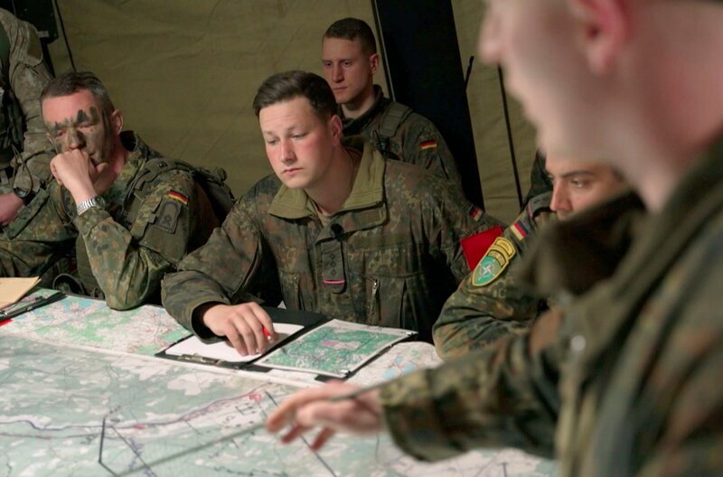 Die Bundeswehr hat zu wenig Personal, zu wenig Gerät und war viele Jahre lang nicht auf die Art Krieg ausgerichtet, auf die sie sich nun für die Zukunft vorbereiten muss. Yannick (M.), Hauptmann bei einer Panzereinheit, während einer Lagebesprechung – Bild: SWR