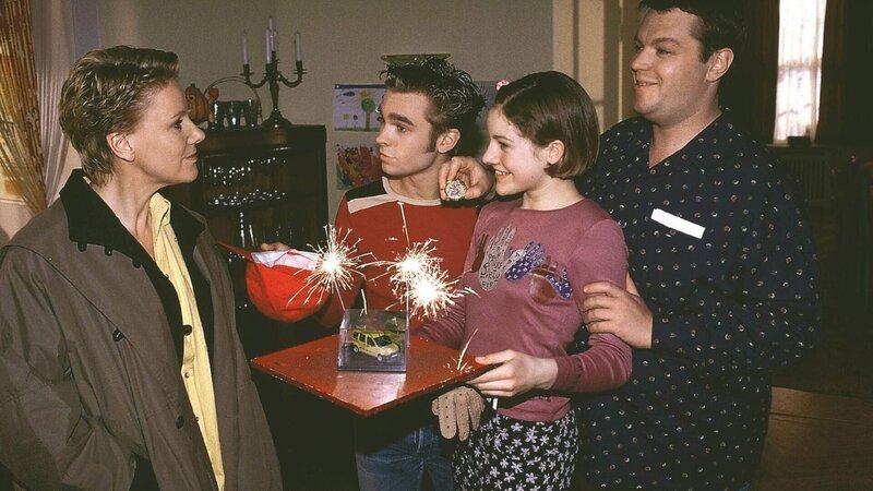(v.r.:) Tim (Oliver Reinhard), Stephanie (Frederike Grasshoff) und Peter (Eric Benz) wünschen Nikola (Mariele Millowitsch) alles Gute zur Fahrschulprüfung. – Bild: Foto: MG RTL D