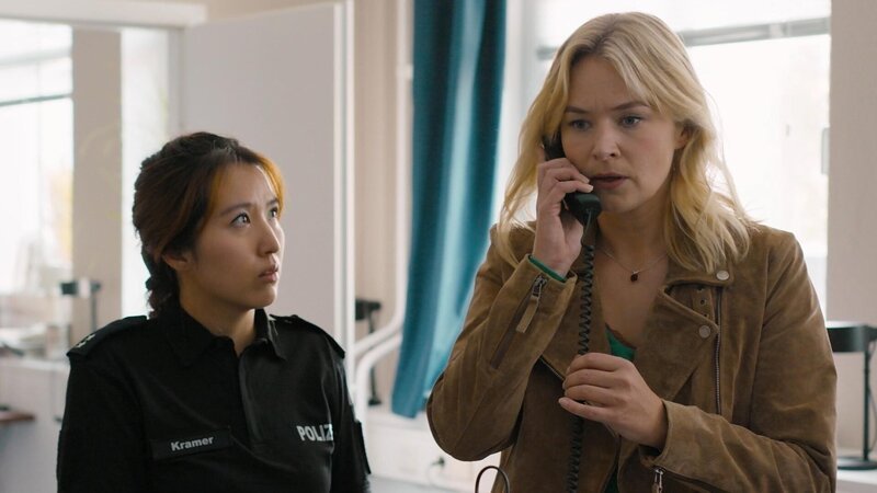 Tia Kramer (Tia Hyun, l.); Hanna Stein (Vanessa Eckart, r.) – Bild: SAT.1