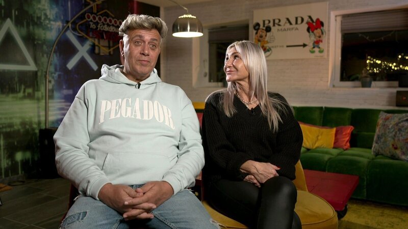 Annemie Herren zu Besuch bei ihrem alten Kumpel, dem wohl ersten Realitystars Deutschlands: Frank Fussbroich! – Bild: RTLZWEI