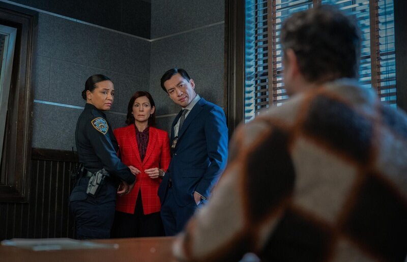 (L-R): Carra Patterson as Kaya Blanke, Carrie Preston as Elsbeth Tascioni, Johnny M. Wu as Det. Joey Browner, and Greg Hildreth as Lewis Blecher Jr – Bild: Michael Parmelee