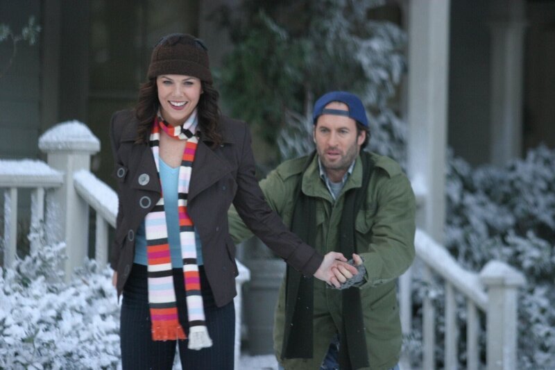 Eigentlich schweben Luke (Scott Patterson, r.) und Lorelai (Lauren Graham, l.) auf Wolke Sieben, doch dann drängt sich ein Geheimnis zwischen die zwei … – Bild: 2004 Warner Bros. Lizenzbild frei