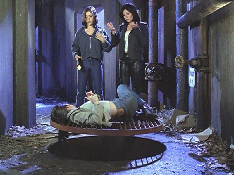 Prue (Shannen Doherty, r.) und Phoebe (Alyssa Milano, l.) wissen noch nicht, wie schwer Piper (Holly Marie Combs, vorne) verletzt ist. – Bild: Paramount Pictures