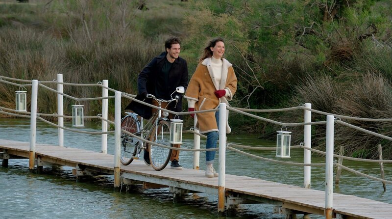 Olivia (Joséphine Japy) und Raphaël (François Civil) verbringen ein gemeinsames Wochenende außerhalb von Paris. – Bild: MDR/Studiocanal Olivia (Joséphine Japy) und Raphaël (François Civil) verbringen ein gemeinsames Wochenende außerhalb von Paris. – Bild: MDR/Studiocanal