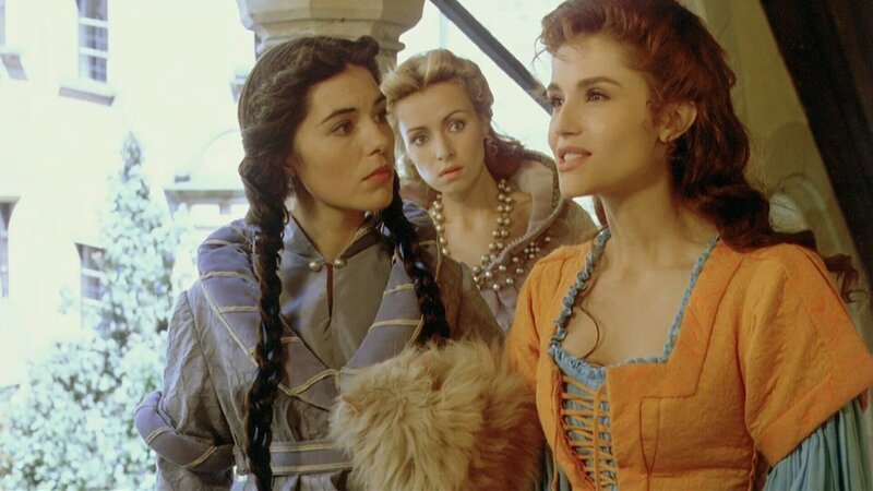 Die Töchter des Königs Fantaghirò (Alessandra Martines), Carolina (Kateřina Brožová) und Caterina (Ornella Marcucci) planen, gegen den Sohn eines feindlichen Königs in den Krieg zu ziehen. – Bild: Studio 100 Media