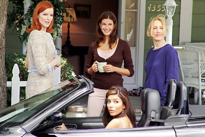 Ihrer verstorbenen Freundin Mary Alice zu Ehren, organisieren Lynette (Felicity Huffman, r.), Gabrielle (Eva Longoria, vorne.), Susan (Teri Hatcher, M.) und Bree (Marcia Cross, l.) eine Party … – Bild: sixx