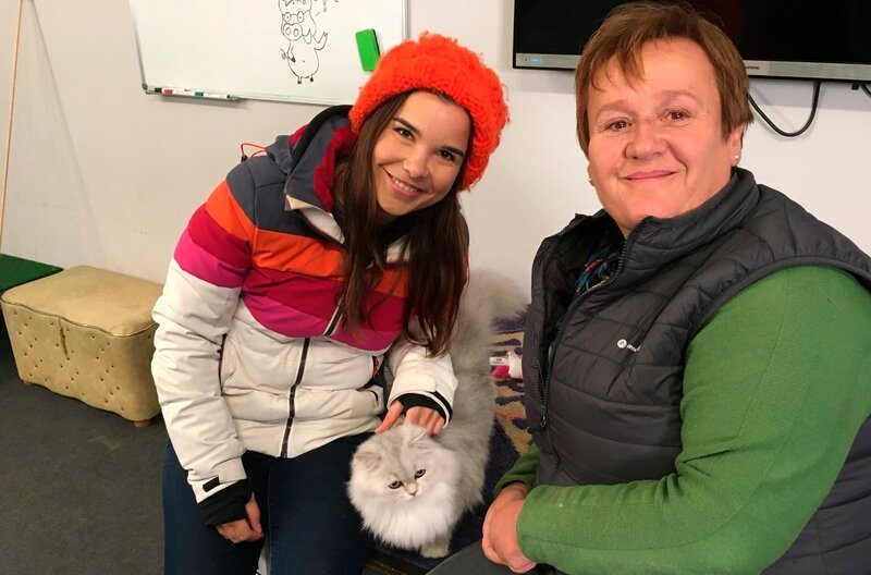 Filmtiertrainerin Renate zeigt Anna, wie sie junge tierische Schauspieler auf ihr Leben als Filmtiere vorbereitet. – Bild: BR/​Text + Bild Medienproduktion