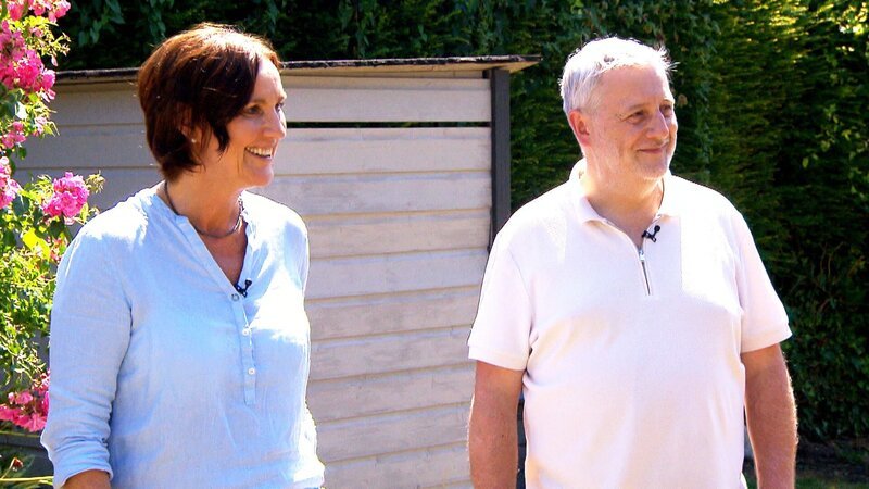 Ines Maier ist von Beruf Apothekerin und weiß um die Heilkraft vieler Pflanzen. Sie und ihr Lebensgefährten Michael wünschen sich eine gemütliche Sitzecke und ein Wasserelement. Die Gartenprofis Frank Riese und Benjamin Balsam entwickeln dafür Konzepte. – Bild: Gunther Weber