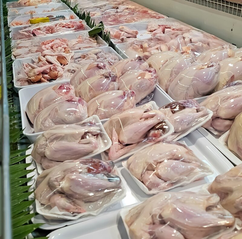 Geflügel-Fleisch bereit zum Verkauf auf dem frischen Supermarkt. – Bild: Shutterstock /​ RINDAWS/​Shutterstock