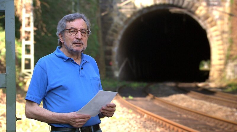 Eisenbahnexperte Rudolf Röder vor dem Gäubahntunnel durch den Kriegsberg in Stuttgart. – Bild: SWR