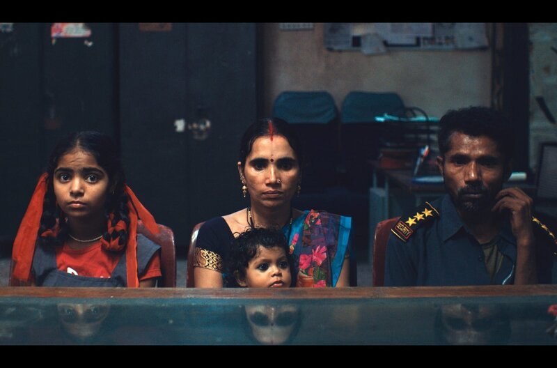 Zwischen Leidenschaft, Trauma und dem Versprechen eines Hamburgers erzählt der Film die einfache Geschichte einer Untersuchung, die sich im Laufe einer Nacht in einem kleinen Kommissariat in Mumbai abspielt. – Bild: Salaud Morisset