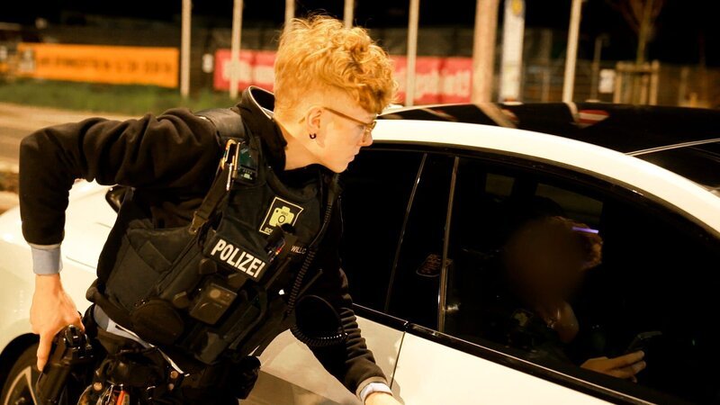 Ep2 – Senior Police Commissioner Victoria Willich during the inspection of a speeder. – Bild: Warner Bros. Discovery, Inc.