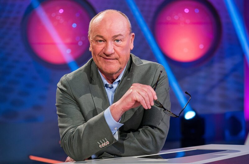 Comedian Bodo Bach freut sich auf spannende Fragen aus dem prallen Leben beim Wissensquiz „Meister des Alltags“. – Bild: SWR/​Christian Koch