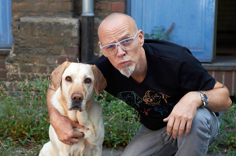 Wenn Hunde uns mit großen Augen ansehen, fällt es schwer, ihnen etwas abzuschlagen. Nun zeigt sich: Wir Menschen haben ihnen den Trick erst beigebracht. Wie der Hundeblick Einzug in die Beziehung zwischen Mensch und Tier erhalten hat, erklärt Thomas D bei Wissen vor acht – Natur. – Bild: ARD/​Melanie Grande