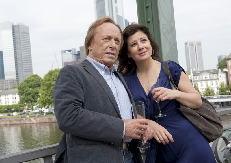 Matula (Claus Theo Gärtner) fällt es sichtlich schwer, Agnieszkas (Anita Vulesica) frisch erlangten Doktortitel gebührend zu feiern, denn seine engste Freundin wird Frankfurt in wenigen Tagen für eine neue Arbeitsstelle in Polen verlassen. – Bild: ZDF /​ Andrea Enderlein