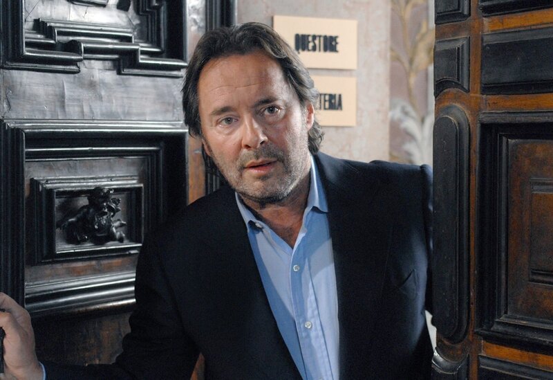 Commissario Brunetti (Uwe Kockisch) muss mal wieder zum Vice-Questore. – Bild: PLURIMEDIA (ARD Degeto /​ Martin Menke)