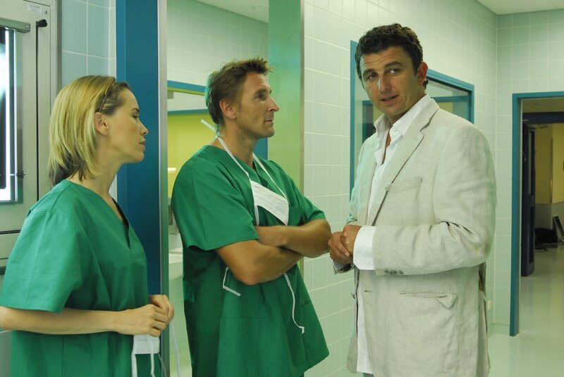 Nach ihrer gemeinsamen Zeit an der Uniklinik in München wollten sich Dr. Alexander Kahnweiler (Mark Keller, m.) und Dr. Martin Gruber (Hans Sigl, r.) nie wieder sehen. – Bild: Walter Wehner