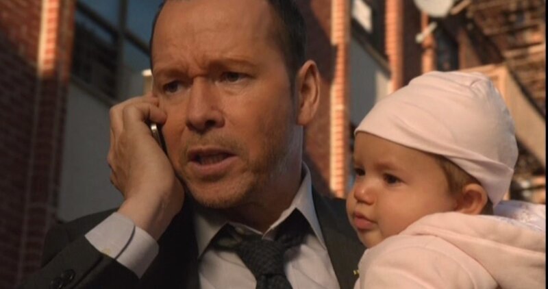 Nach einer heftigen Schießerei kann Detective Reagans (Donnie Wahlberg, l.) ein Baby retten. Schafft er es auch, die Mutter des kleinen Kindes noch rechtzeitig in Sicherheit zu bringen? – Bild: CBS Broadcasting Inc.