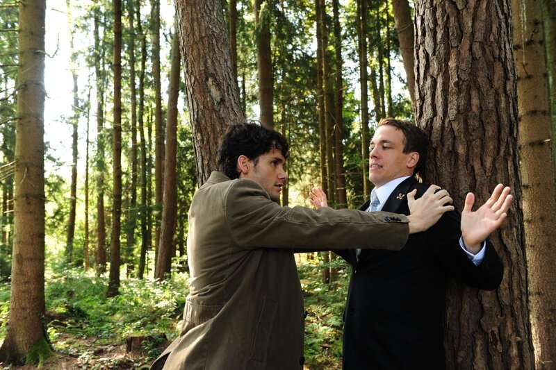 Peter (Daniel Fünffrock) und Xaver (Jan van Weyde). – Bild: ARD /​ Ann Paur