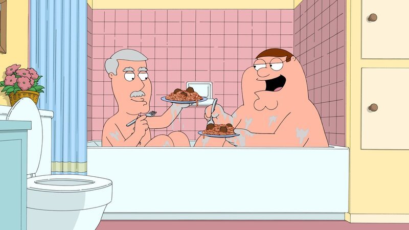 Während Lois mit ihrer Mutter Babs einen Tag im Spa verbringt, kümmert sich Peter (r.) um Babs Ehemann Carter (l.) … – Bild: Fox and its related entities
