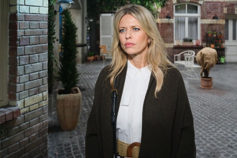 Patrizia (Miriam Lahnstein) scheint nachdenklich zu werden, als Ute auch um ihre Freundschaft trauert. – Bild: Foto: RTL /​ Stefan Behrens