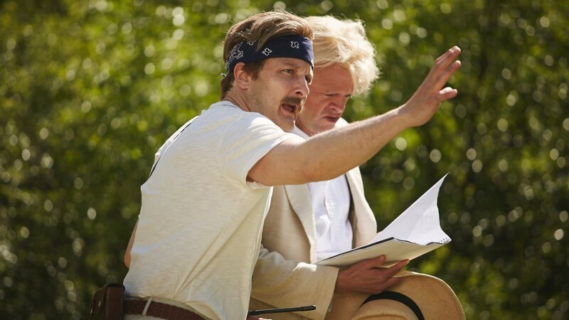 Am Set von „Fitzcarraldo“ läuft es nicht immer harmonisch zwischen Werner Herzog (Holger Stockhaus, l.) und Klaus Kinski (Max Giermann, r.). – Bild: ZDF/​Kristof Galgoczi Nemeth