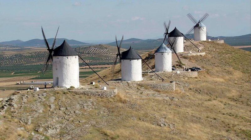 Die Windmühlen im kastilischen La Mancha wurden durch die Romanfigur Don Quichote bekannt. – Bild: phoenix/​ZDF/​Skyworks