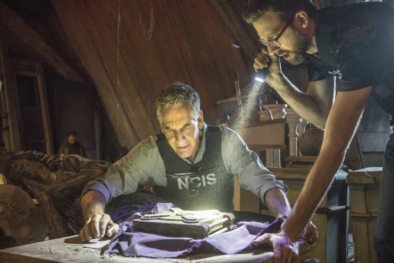Ihre Ermittlungen im Mordfall eines Navy-Captains führen Dwayne Pride (Scott Bakula, l.) und Sebastian Lund (Rob Kerkovich, r.) tief in die Vergangenheit … – Bild: CBS Broadcasting, Inc.