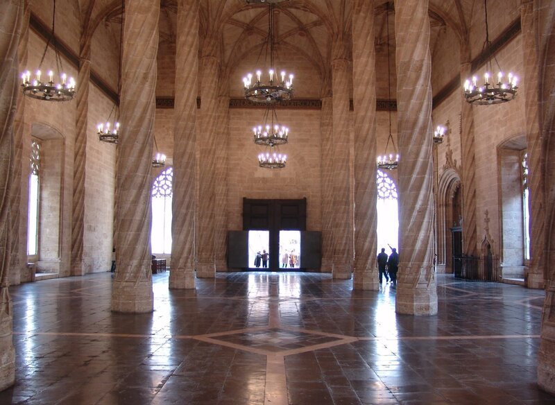 Börsensaal der Lonja de la Seda (Seidenbörse). Der prächtige Saal (Sala de Contratacion) ist eine 3-schiffige Basilika mit 8 freistehenden Säulen. Hier wurde die Seide gehandelt. – Bild: ZDF/​SWR, Martin Fuhr