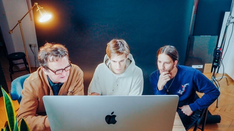 Das Produktionsteam von Horizonfilms zeigt Hanno Settele (l.), wie man Bewegtbilder in Sekunden generiert. – Bild: Hashtag Media /​ ORF