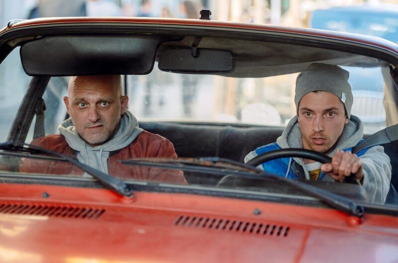 Der alte Skoda taugt nicht für eine Verfolgungsjagd: Vandam (Hynek Cermak, li.) und Psycho (Jan Cina, re.). – Bild: ZDF/arte/Jan Hromadko Der alte Skoda taugt nicht für eine Verfolgungsjagd: Vandam (Hynek Cermak, li.) und Psycho (Jan Cina, re.). – Bild: ZDF/arte/Jan Hromadko