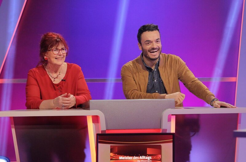 Schauspielerin Alice Hoffmann stellt sich im Rateteam mit Sänger und Entertainer Giovanni Zarrella kniffeligen Fragen im Wissensquiz „Meister des Alltags“. „Meister des Alltags“ spendet seinen Gewinn einem guten Zweck. – Bild: SWR/​Peter A. Schmidt