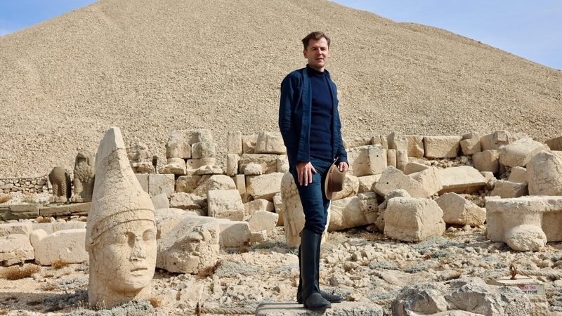 Irgendwo unter dem Gipfel des Nemrut Dagi soll das Grab von König Antiochos I. liegen. Im Bild: Daniel Gerlach – Bild: Friedel Klütsch