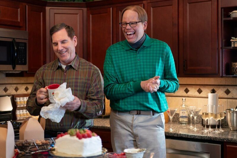 L-R: Brad Schraeder (Tim Bagley), Joel (Jeff Hiller) – Bild: Sandy Morris/​HBO