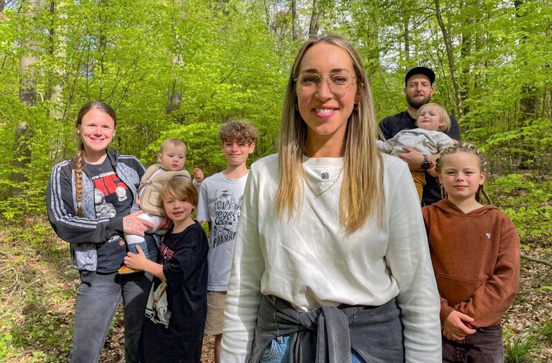 Isabel Kramer (im Vordergrund) mit Familie Theis. – Bild: HR/​Anna Barkowski