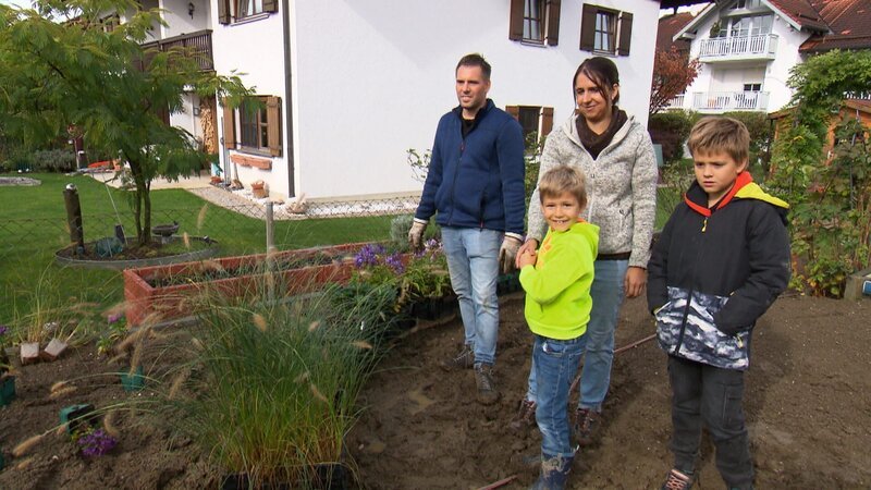 Der Garten von Familie Schwinghammer geht bislang nahtlos in den Garten der Großeltern über. Damit soll Schluss sein: Denise und Andreas wünschen sich einen gemütliche Rückzugsort, eingerahmt von bunten Stauden. Alexandra Lehne und Frank Dietl entwerfen dafür passende Konzepte. – Bild: Gunther Weber
