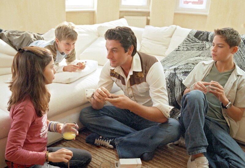 Langsam gewinnt Max (Gregor Törzs) das Vertrauen von Tina (Vespa Vasic), Hänschen (Adrian Wahlen) und Walter (Fabian Grass, re.). – Bild: ARD Degeto/Christa Köfer Langsam gewinnt Max (Gregor Törzs) das Vertrauen von Tina (Vespa Vasic), Hänschen (Adrian Wahlen) und Walter (Fabian Grass, re.). – Bild: ARD Degeto/Christa Köfer