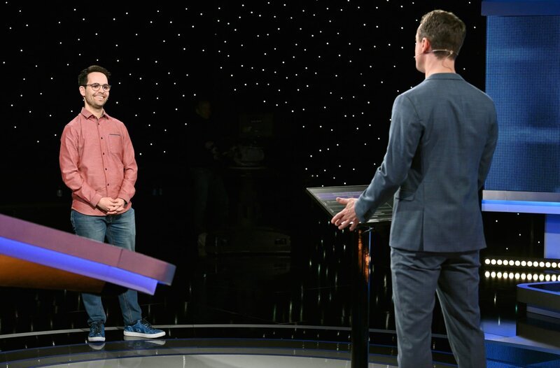 Moderator Alexander Bommes mit dem Kandidaten Enrico Gonzalez. – Bild: ARD/​Uwe Ernst