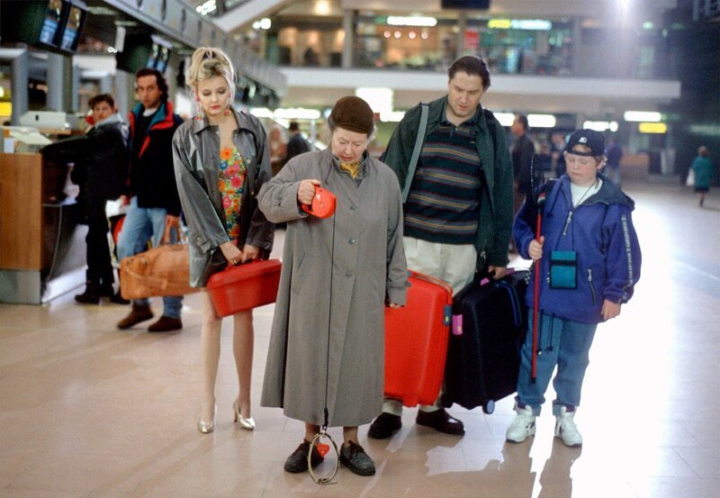 Hildegard (Katharina Schubert), Oma (Tana Schanzara), Karl-Heinz (Michael Brandner), Oliver (Christoph Ortmann) kurz vor dem Abflug in den „Club Las Piranjas“. – Bild: NDR/Polyphon Hildegard (Katharina Schubert), Oma (Tana Schanzara), Karl-Heinz (Michael Brandner), Oliver (Christoph Ortmann) kurz vor dem Abflug in den „Club Las Piranjas“. – Bild: NDR/Polyphon