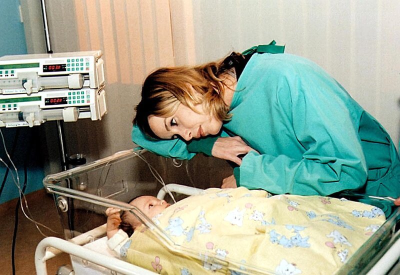 Sarah (Alexa Maria Surholt) ist aus der Babypause in die Sachsenklinik zurückgekehrt und bekommt sehr schnell die Doppelbelastung als Verwaltungschefin und Mutter zu spüren: Ihr Sohn Bastian erkrankt ernsthaft und muss stationär behandelt werden. – Bild: MDR/​Krajewski