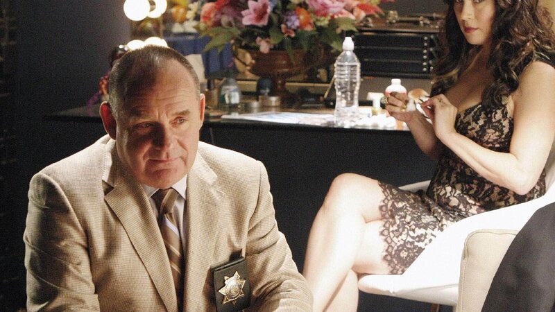 Als Capt. Brass (Paul Guilfoyle) Knuckles Pratt über den Mord an seinem Comedy-Partner Bernie Nash befragt, wird ihr Gespräch aufmerksam von dessen Frau Terpsie (Jennifer Tilly) verfolgt. – Bild: RTL /​ CBS
