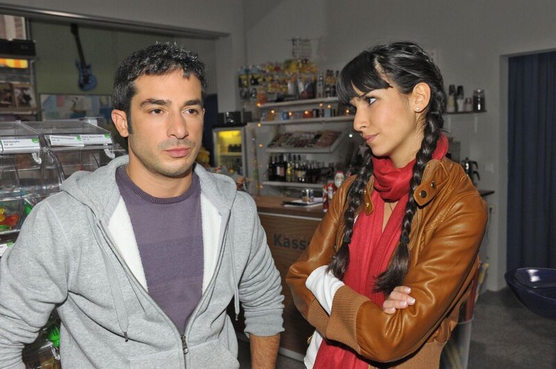Die Gang ist immer noch auf ihrem Rachefeldzug gegen Leon, doch Tayfun (Tayfun Baydar) und Ayla (Sila Sahin) hoffen auf eine friedliche Lösung. – Bild: RTL /​ Rolf Baumgartner