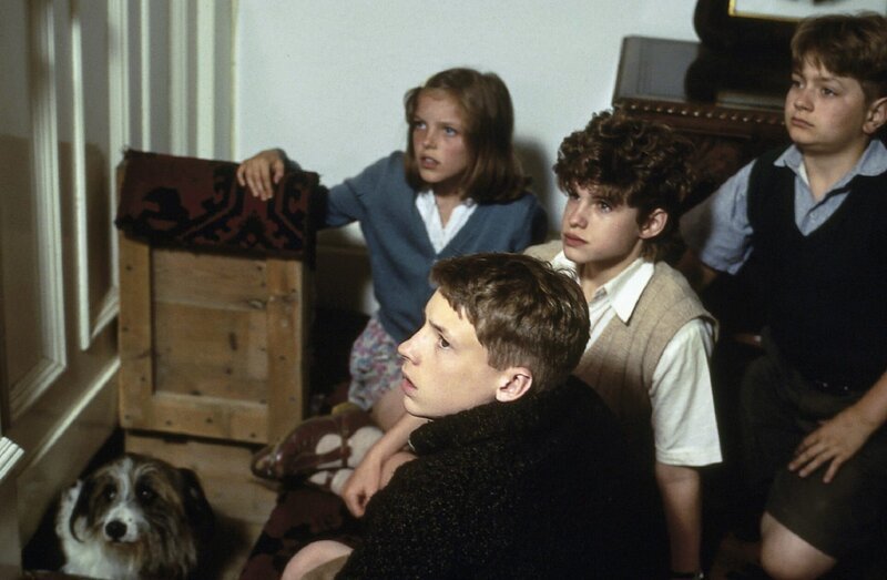 Tim, Julian, Anne, George und Richard werden gefangen genommen, als sie vor den Ganoven zu fliehen versuchen. – Bild: Moira Conway