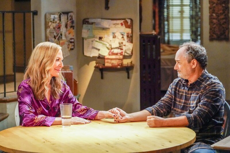 Bonnie (Allison Janney, l.) und Alvin (Kevin Pollak, r.) – Bild: ORF/​Tele-München/​Warner/​CBS