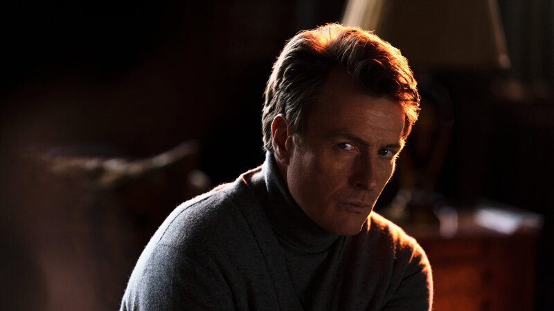 Crays (Toby Stephens) Anspannung nimmt zu. Die Veröffentlichung seines Spiels rückt immer näher und dennoch gibt es einige lose Enden, die ihm Probleme bereiten könnten. – Bild: ZDF